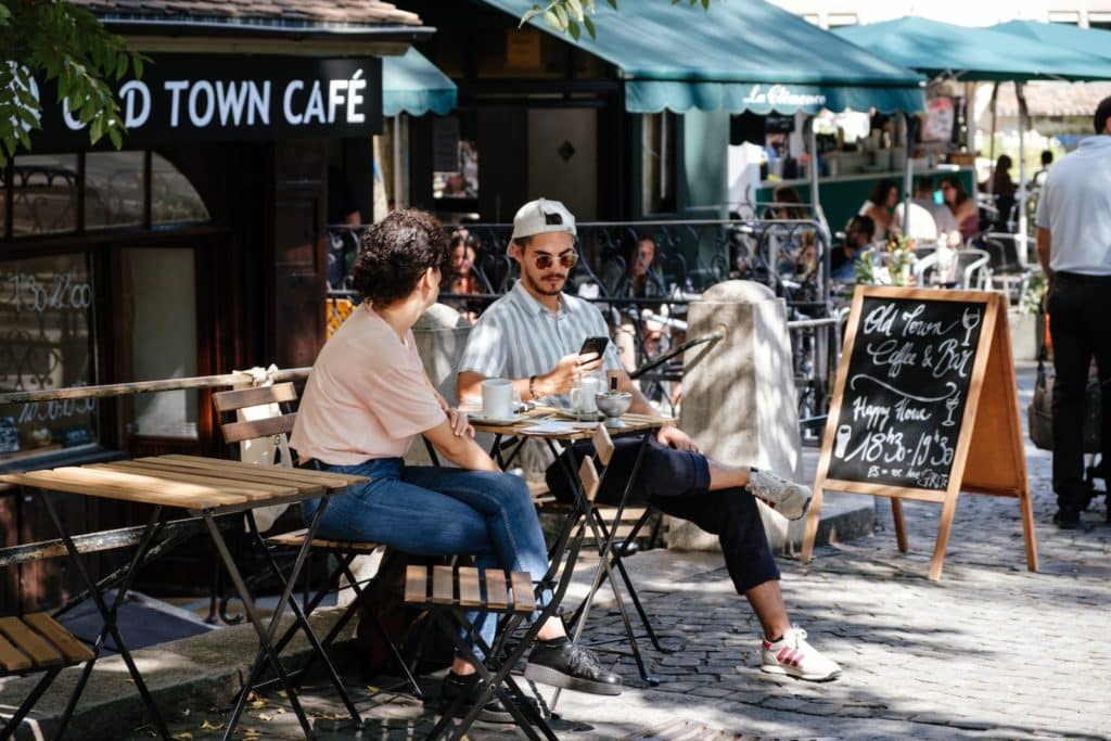 Boire un café en terrasse