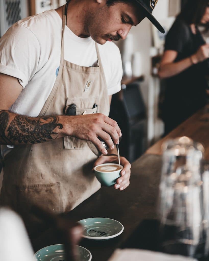 barista à l'oeuvre