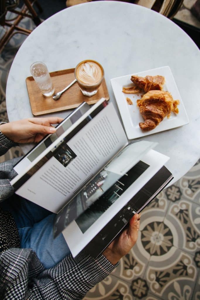 consommer un café dans un grand hotel parisien