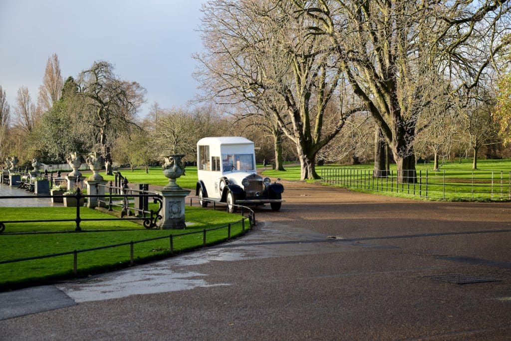 sur un banc à Hyde Park