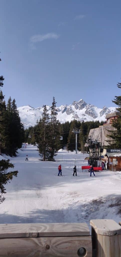 sur une terrasse à Courchevel